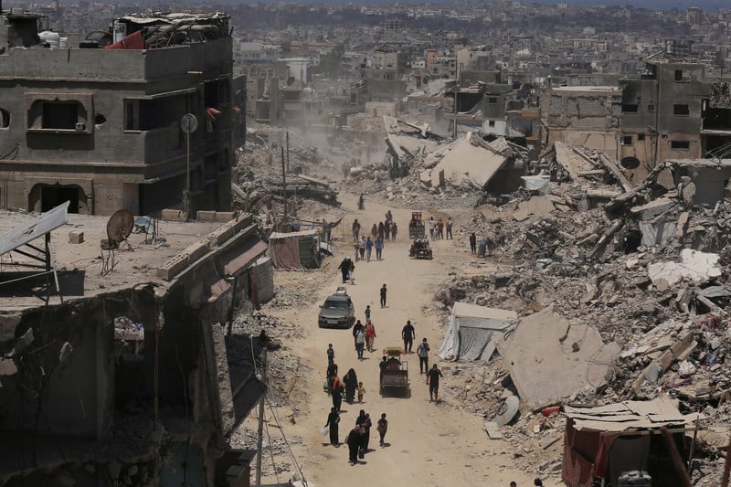 Des Palestiniens de retour dans la partie centrale de Khan Younis, dans le sud de la bande de Gaza, après qu'Israël s'est retiré le 30 juillet. 