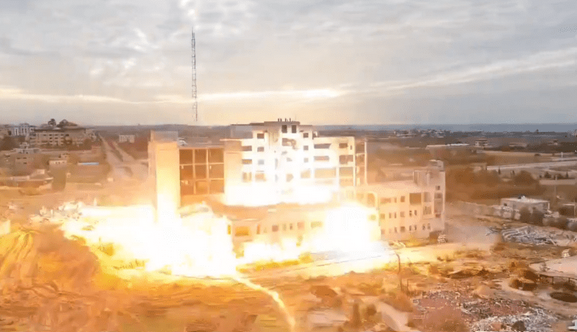 "Boycottez totalement les institutions universitaires israéliennes". Photo : Destruction de l'Université al-Israa à Gaza