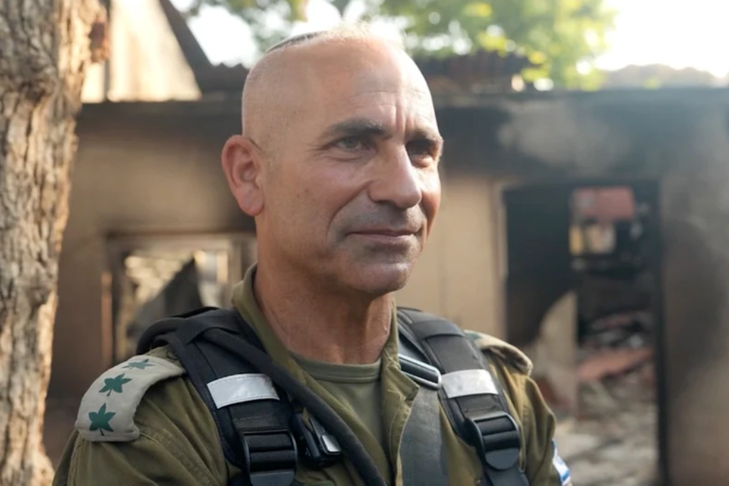 Le colonel Golan Vach se tient en face de la maison d'Ohad Cohen au kibboutz de Be'eri le 14 octobre 2023. C'est là que le bébé Milla Cohen a été tué par des balles qui ont traversé une porte fermée. Vach a menti aux médias en disant que Milla, le seul bébé israélien à avoir été tué dans sa maison le 7 octobre, avait été décapité et brûlé. 