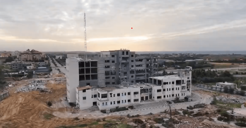 Appel : "Boycottez totalement les institutions universitaires israéliennes". Photo : L'Université Al-Israa, à Gaza, quelques secondes avant sa destruction complexde. 