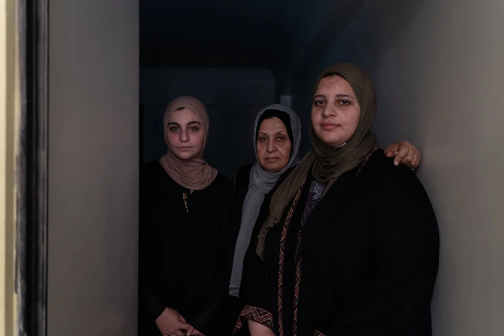 Maisa Mahdy, au centre, avec deux de ses filles dans l'appartement qu'elles louent au Caire 