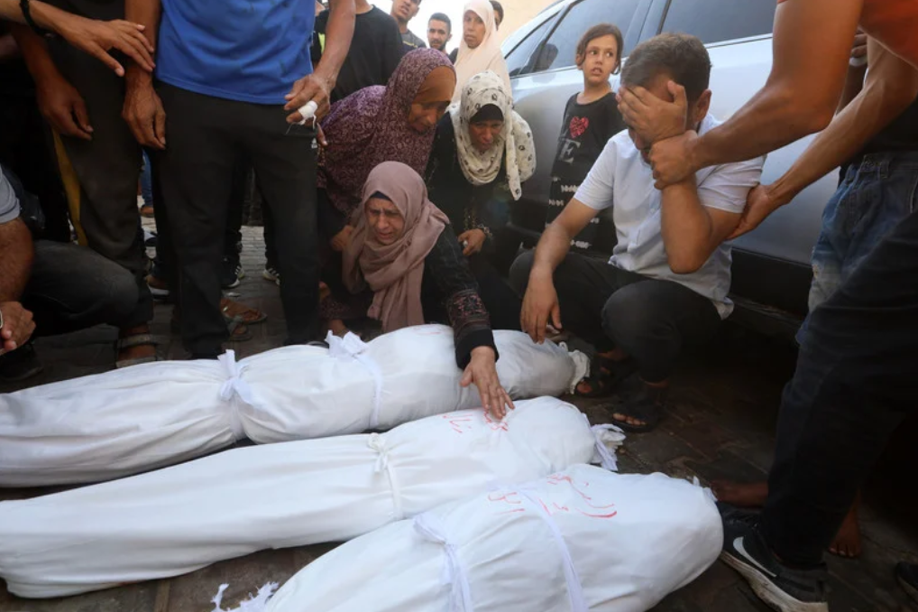 Massacre des civils palestiniens. Photo : 13 juillet 2024. Les corps des Palestiniens tués lors d'une attaque israélienne contre une maison appartenant à la famille al-Rai sont transférés à l'hôpital des Martyrs d'Al-Aqsa, à Deir al-Balah, dans la partie centrale de Gaza. 