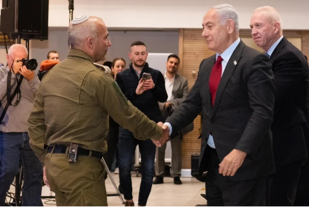 Le colonel Golan Vach, à gauche, est salué par le Premier ministre israélien Benjamin Netanyahou et son ministre de la Défense Yoav Gallant, après que les secouristes israéliens sont rentrés d'avoir apporté leur aide suite au tremblement de terre en Turquie, en février 2023. 