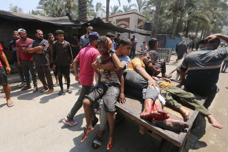 Après la frappe dans les hauteurs du Golan, les dirigeants israéliens battent les tambours de guerre. Photo : 7 juillet 2024. Deir al-Balah, dans la partie centrale de la bande de Gaza. Des Palestiniens blessés sont évacués d'une école qui vient d'être touchée par une frappe de l'aviation israélienne.