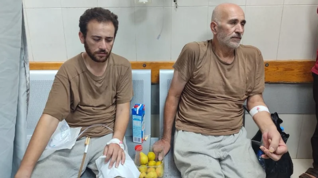 Muhammad Salmiya (à gauche) et Iyad Awad après leur libération du camp de torture Sde Teiman. (Photo : Fedaa al-Qedra)