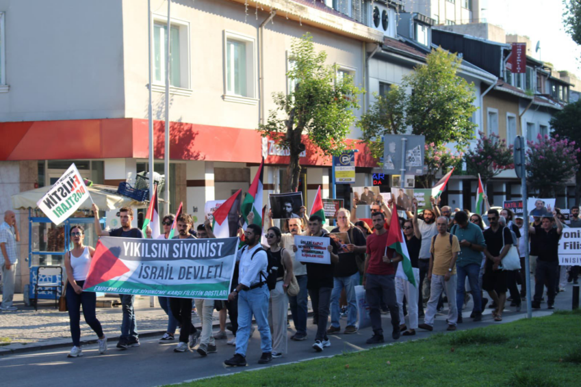 Les Amis de la Palestine contre l’impérialisme et le sionisme, qui sont intervenu auprès des ouvrier.e.s en grève de l’usine de viande Polonez ,  ont défilé dans les rues d’Istanbul