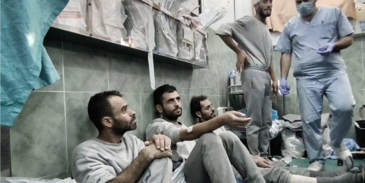 Gaza : Israël expose sa violence et son sadisme. Photo : Des prisonniers palestiniens ont été amenés à l'hôpital Abu Youssef Al-Najjar à Rafah, dans le sud de la bande de Gaza, suite aux tortures qui leur ont été infligées lors de leur détention par les forces israéliennes dans des conditions inhumaines 