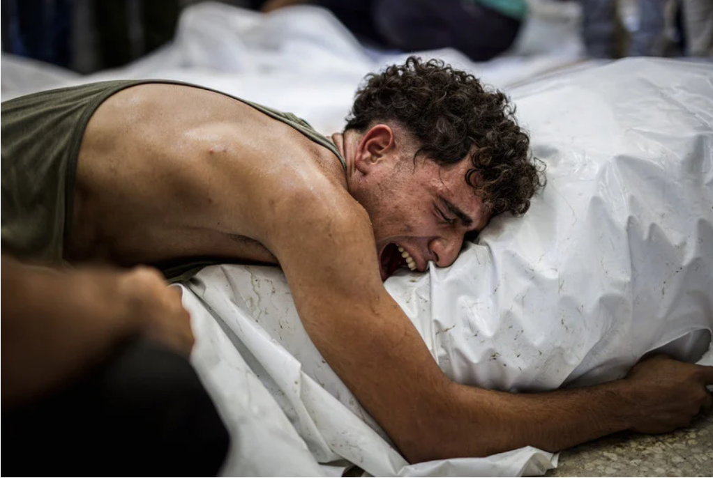 Génocide à Gaza. Photo : 12 août 2024, à l'hôpital des Martyrs d'A-Aqsa, dans la partie centrale de Gaza, un Palestinien pleure la perte d'un être cher tué au cours d'une attaque israélienne. 