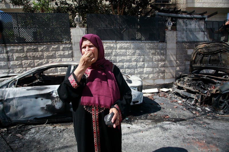 16 août 2024. Une Palestinienne constate les dégâts occasionnés par les colons juifs à Jit, un village de la Palestine occupée. 