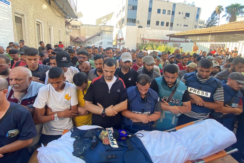 Des collègues et une foule en deuil prient devant les corps des journalistes d'Al Jazeera Ismaïl al-Ghoul et Rami al-Rifi, son cameraman, tués par une frappe de drone israélien à Gaza, le 31 juillet. 