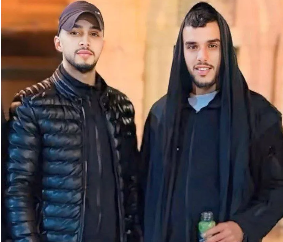 Sur la photo : Les fondateurs de la Fosse aux Lions, les martyrs Muhammad al-Azizi et Abdul Rahman Subuh. Malgré qu'il est recherché par l'armée israélienne, Ibrahim Nabulsi apparaît lors de leurs funérailles.