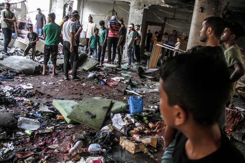 Des Palestiniens recherchent les victimes d'une attaque israélienne qui a tué plus de 100 personnes dans une école de Gaza, le 10 août. (Photo : Mahmoud Zaki / UPI)Des Palestiniens recherchent les victimes d'une attaque israélienne qui a tué plus de 100 personnes dans une école de Gaza, le 10 août. (Photo : Mahmoud Zaki / UPI)

Des Palestiniens recherchent les victimes d'une attaque israélienne qui a tué plus de 100 personnes dans une école de Gaza, le 10 août. (Photo : Mahmoud Zaki / UPI)

Des Palestiniens recherchent les victimes d'une attaque israélienne qui a tué plus de 100 personnes dans une école de Gaza, le 10 août. (Photo : Mahmoud Zaki / UPI)
Des Palestiniens recherchent les victimes d'une attaque israélienne qui a tué plus de 100 personnes dans une école de Gaza, le 10 août. (Photo : Mahmoud Zaki / UPI)

Des Palestiniens recherchent les victimes d'une attaque israélienne qui a tué plus de 100 personnes dans une école de Gaza, le 10 août. (Photo : Mahmoud Zaki / UPI)
Des Palestiniens recherchent les victimes d'une attaque israélienne qui a tué plus de 100 personnes dans une école de Gaza, le 10 août.

