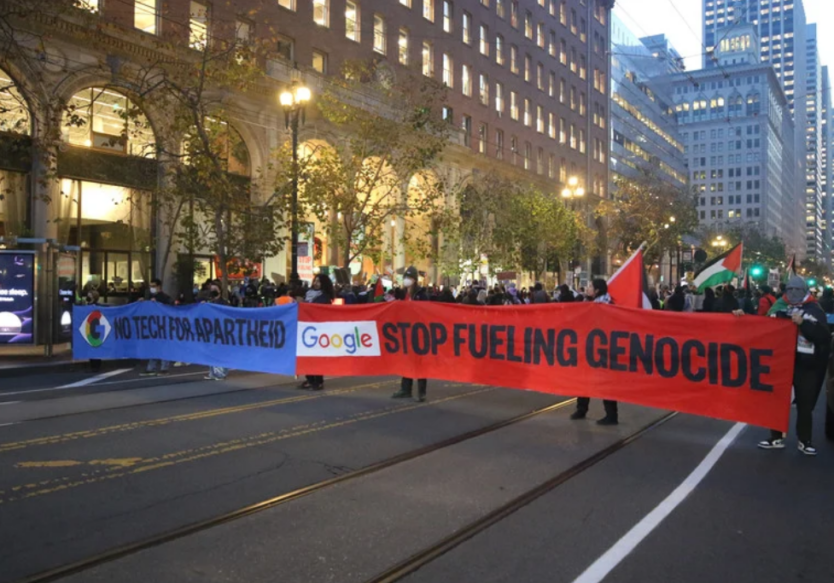 Des protestataires à San Francisco bloquent une rue pour exiger que Google laisse tomber son implication dans le projet Nimbus, un contrat technologique de 1,2 milliard de USD avec le gouvernement israélien. 