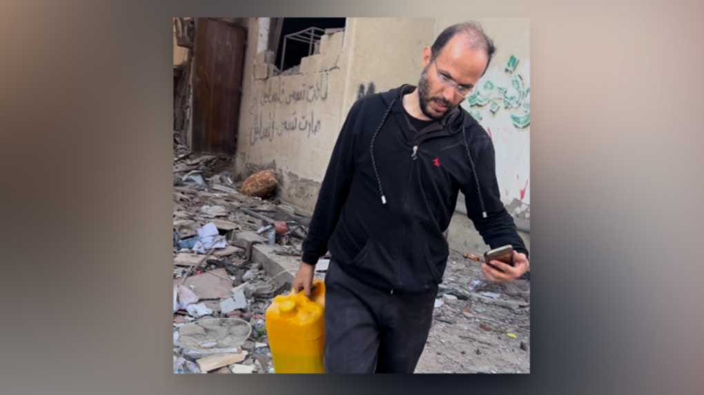 Refaat Alareer au cours des premières semaines du génocide.