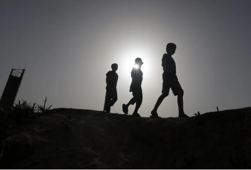 Trois enfants palestiniens survivants en route dans la bande de Gaza, le 11 mai 2024. Illustration du poème de Nour Khalil Abu Shammala "Ma mère un jour a dit..."