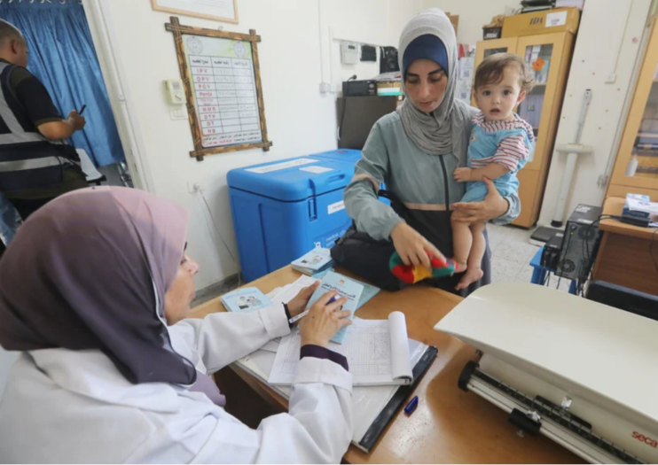 25 juillet 2024. Une petite Palestinienne vient se faire vacciner dans un centre de soins à al-Zawaida, dans le centre de la bande de Gaza. 