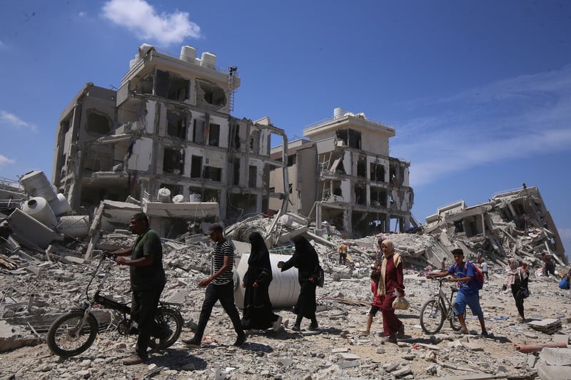 Quel est le but ultime d'Israël ? Photo : 29 août 2024. Un bloc d'immeubles détruit suite au retrait de l'armée israélienne de la zone est de Deir al-Balah, dans la partie centrale de Gaza. 