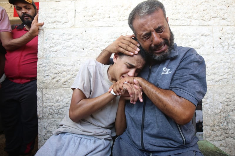 Viol, torture et meurtre : le quotidien des camps de concentration israéliens. Photo : 17 juillet 2024. Des Palestiniens libérés des prisons israéliennes sont admis à l'hôpital des Martyrs d'al-Aqsa à Deir al-Balah pour y subir des examens médicaux. 