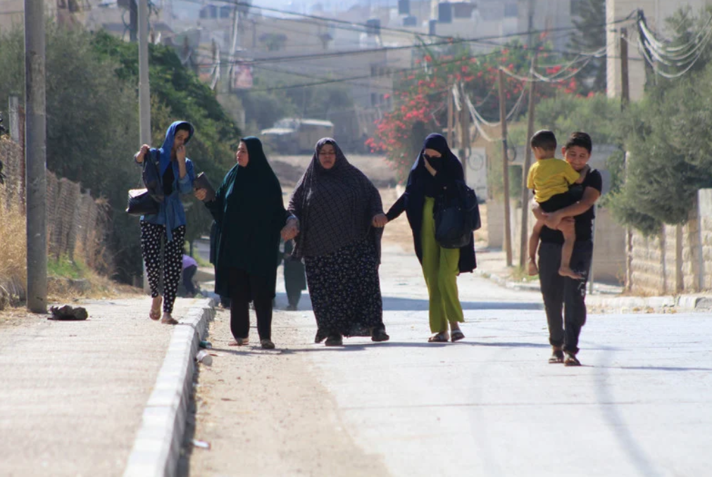 Le 31 août 2024, en pleine offensive militaire israélienne, des Palestiniens s'enfuient du camp de réfugiés de Jénine. 