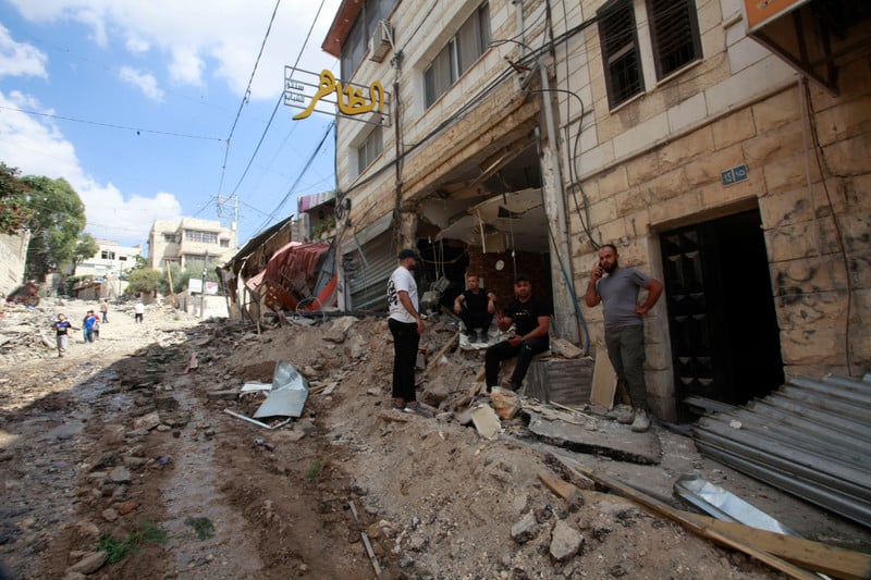 Des Palestiniens examinent les dégâts des rues défoncées par les bulldozers israéliens le 1er septembre, après un raid de l'armée sioniste dans le quartier est de la ville de Jénine, en Cisjordanie occupée.