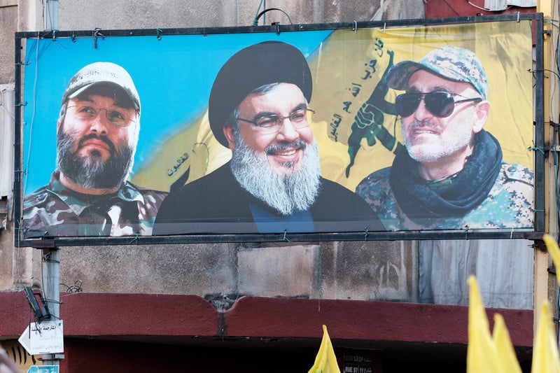 Un portrait du dirigeant du Hezbollah, Hassan Nasrallah, à Beyrouth, le 21 septembre. Le chef de l'organisation de résistance libanaise a été assassiné par Israël ce vendredi 27 septembre lors d'une frappe aérienne massive sur un quartier sud de la capitale libanaise.