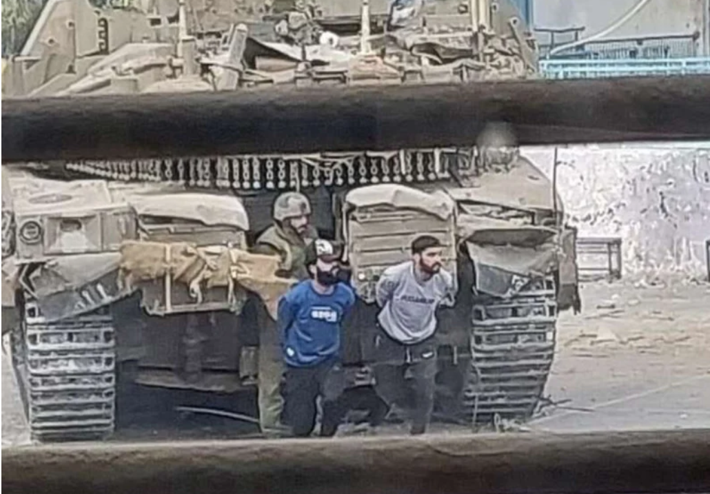 Gaza : Une photo donne de l'espoir à la mère d'un homme porté manquant. Photo : En juillet, Al Jazeera a publié une prise de vue montrant deux hommes manifestement utilisés comme boucliers humains à Gaza. L'homme à droite sur la photo pourrait être le frère de l'auteur. 