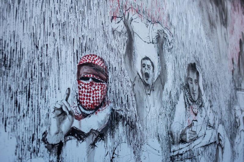 Une famille séparée afin de guérir des blessures. Photo : Kasim Tan, un artiste turc, a tenté de saisir la douleur que les gens ont connue en essayant de survivre au génocide commis par Israël à Gaza. L’œuvre s'intitule « Gaza » et ses dimensions sont de 9 mètres sur 3. 