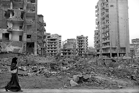 La dernière attaque d’Israël contre le Liban représente une extension de sa doctrine Dahiya, qui vise intentionnellement des civils pour envoyer un message politique. Photo : Des décombres dans le sud de Beyrouth en 2006 après des frappes aériennes israéliennes massives sur la capitale libanaise.