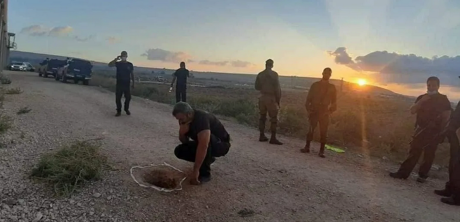 Du Tunnel de la liberté au déluge d’Al-Aqsa : Prisonniers, résistance et libération. Photo : Des soldats sionistes regardent le tunnel de la liberté avec confusion, le 6 septembre 2021