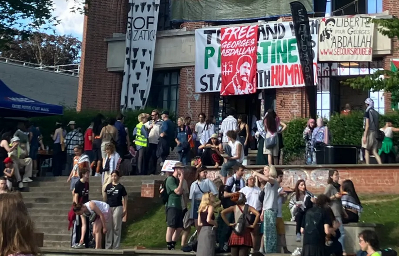 Plus que jamais, l’urgence est à construire des fronts de résistance contre la répression anti-palestinienne partout où elle sévit ! Photo : les étudiants devant le bâtiment Walid Daqqa qu'ils occupaient. 