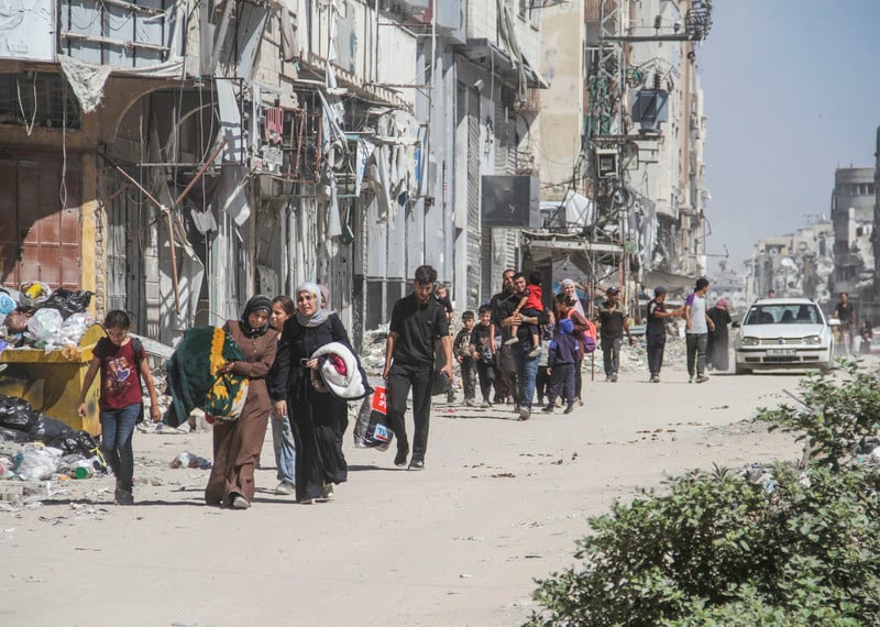 Israël est en train de perpétrer un crime d'extermination. Photo : 12 octobre 2024. Des Palestiniens évacuent le camp de réfugiés de Jabaliya et les quartiers de Sheikh Radwan et d'Abu Iskandar, du nord de la ville de Gaza. 