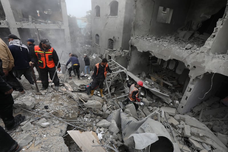 Israël a anéanti la famille de mon frère. Photo : Une équipe de secours et des résidents fouillent des décombres dans l'espoir de retrouver des survivants après une frappe de missile israélien sur un immeuble de Deir al-Balah, le 23 février 2024.