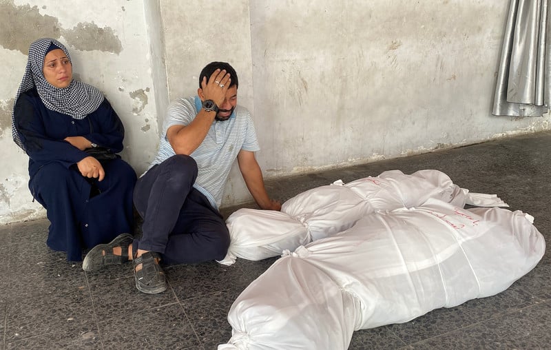 Israël poursuit la destruction systématique du nord de Gaza en appliquant une incessante campagne d'extermination ethnique et d'expulsion massive forcée. Photo : Des Palestiniens éplorés devant les corps d'êtres chers tués au cours d'une frappe de l'aviation israélienne sur une maison du camp de réfugiés de Jabaliya, le 21 octobre 2024.