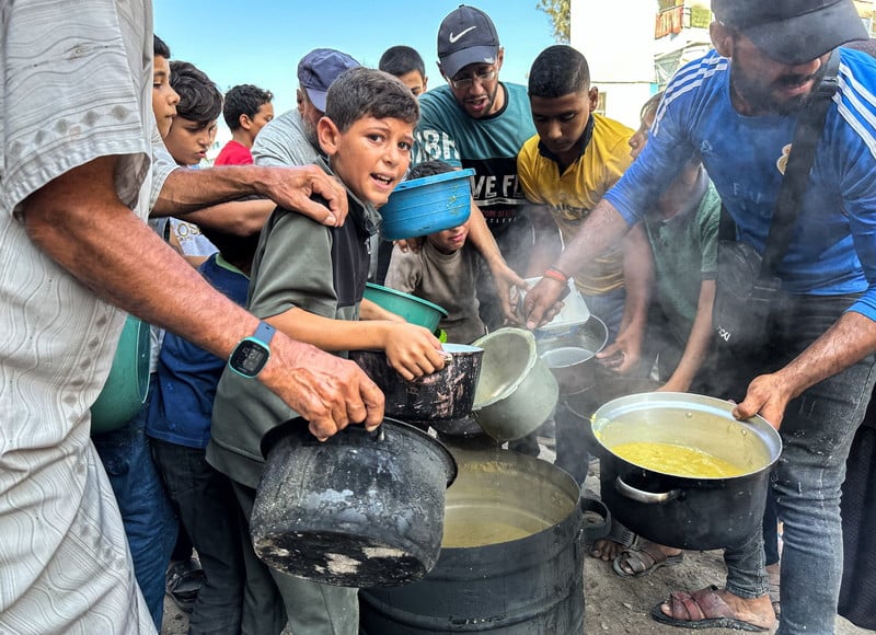 19 octobre 2024. Des Palestiniens lors d'une distribution de nourriture à Jabaliya, dans le nord de Gaza.