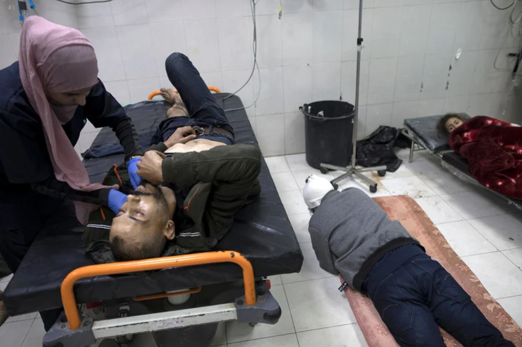 Demander une opération chirurgicale en temps de génocide. Photo : On estime que le ciblage par Israël du secteur médical de Gaza s'est traduit par la perte de quelque 70 pour 100 des lits d'hôpital du territoire. Ici, l'hôpital Nasser à Khan Younis le 14 décembre 2023.