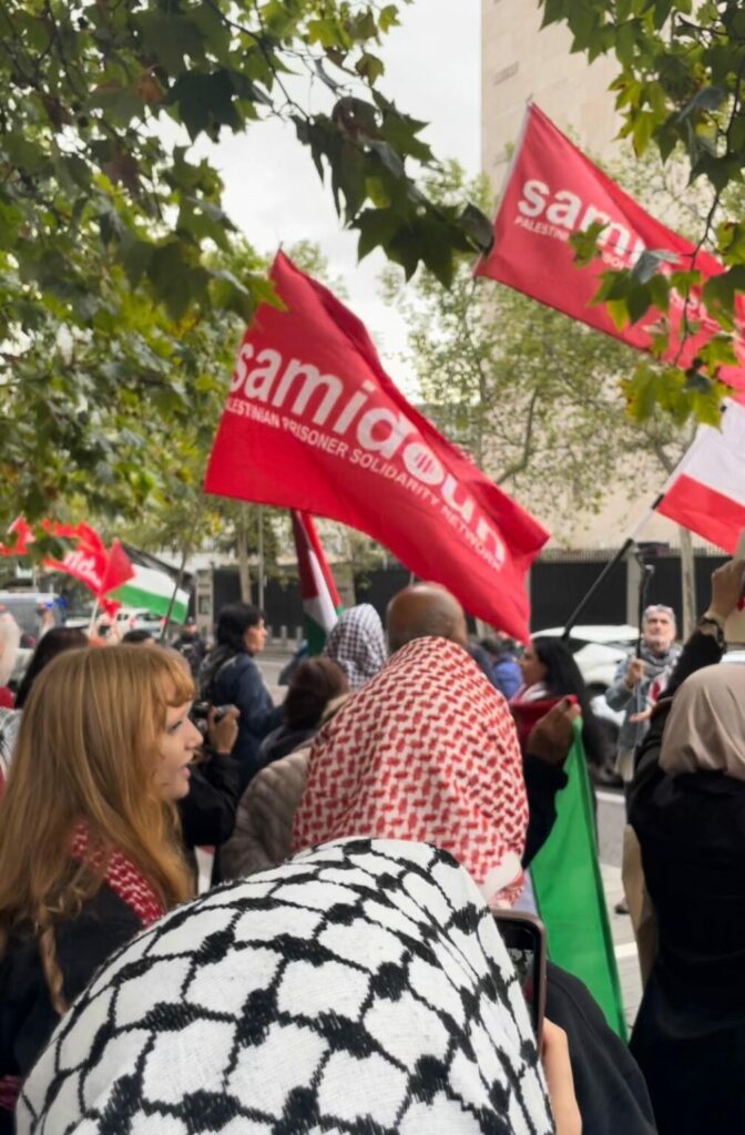 Jacobin.nl s'est entretenu avec le coordinateur européen de Samidoun, Mohammed Khatib. Photo : Samidoun lors d'une manifestation pour la Palestine à Bruxelles. (Photo : R. Khatib).