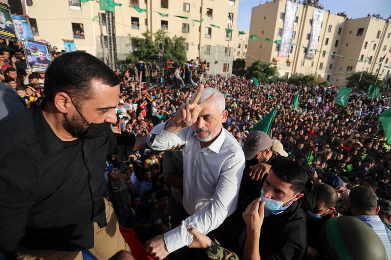 Mai 2021. Yahya Sinwar, à l'époque chef du Hamas à Gaza, salue des partisans lors d'un rassemblement à Beit Lahiya, dans le nord de Gaza. 