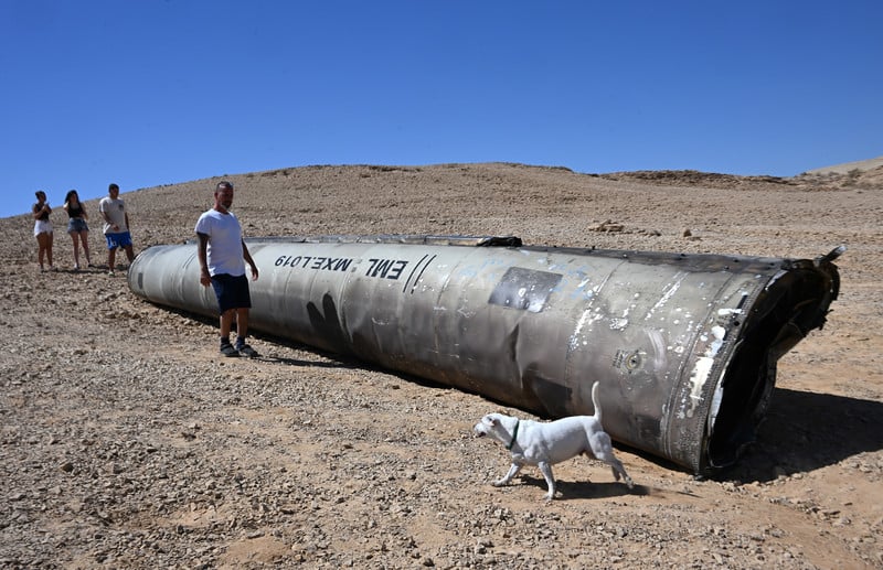 L'équilibre est difficile après les frappes israéliennes sur l'Iran. Photo : 3 octobre 2024. La carcasse d'un missile balistique iranien dans le désert du Néguev, près de la mer Morte. (Photo : Debbie Hill / UPI)