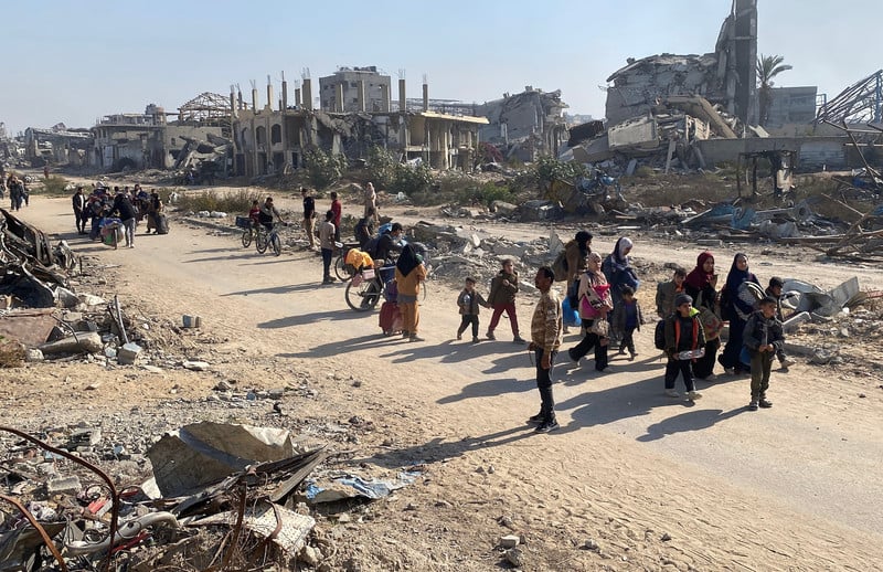 Israël commet les « pires crimes internationaux » dans le nord de Gaza. Photo : 12 novembre 2024. Des Palestiniens quittent Beit Hanoun après qu'Israël a intensifié ses attaques