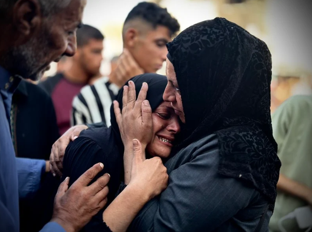 Trouver un sens à l'océan de souffrance de Gaza. Photo : Al-Mawasi. Des Palestinien.ne.s éploré.e.s après une attaque israélienne qui a tué des dizaines de personnes le 10 septembre 2024. (Photo : Doaa Albaz / ActiveStills)