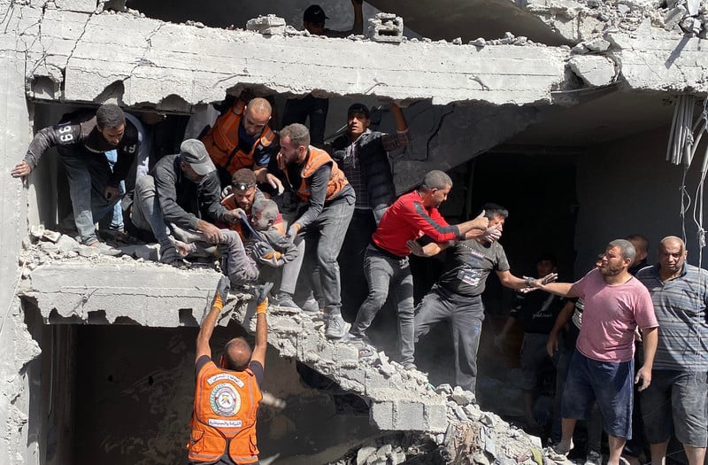 Israël massacre tant et plus dans le nord de Gaza. Photo : Des Palestiniens s'activent à dégager des personnes des ruines d'une maison à la suite d'une frappe israélienne à Gaza, le 26 octobre. 