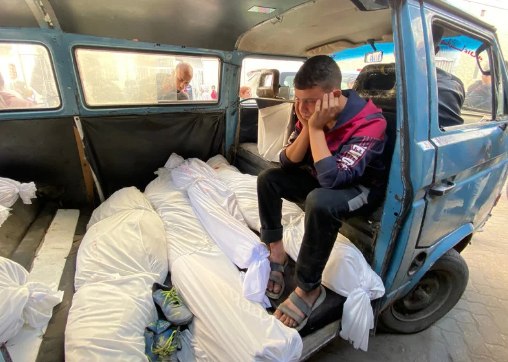 Israël commet les « pires crimes internationaux » dans le nord de Gaza. Photo : 10 novembre 2024. Les corps des Palestiniens tués lors d'une attaque israélienne contre une maison appartenant à la famille Alloush, à Jabaliya (nord de Gaza), sont transportés à l'hôpital al-Ahli de Gaza.