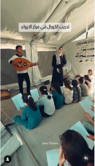 Une chorale enfantine dans une tente dans le camp de Nuseirat