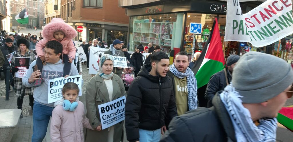 Le boycott de Carrefour était présent dans la manifestation de samedi 28 décembre contre le génocide et en soutient à la résistance, organisée par la Plateforme Charleroi-Palestine