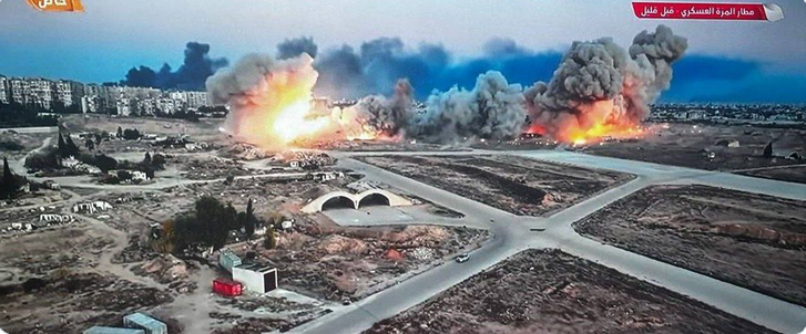 Bombardement de l'aéroport militaire Mezzeh en Syrie