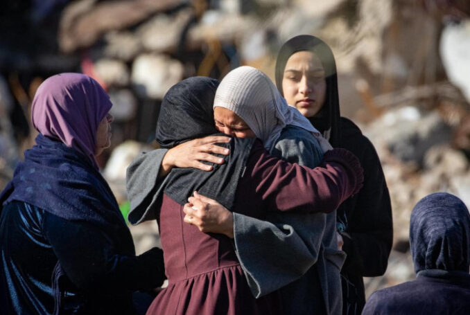 23 janvier 2025 - Des Palestiniens pleurent les victimes d'un raid des forces coloniales israéliennes dans la ville de Burqin, près de Jénine, en Cisjordanie occupée. Au cours de l'opération militaire, deux jeunes hommes qui se trouvaient à l'intérieur d'une maison ont été tués par les forces coloniales et leurs corps ont été confisqués. Au moins 10 Palestiniens ont été tués et près de 40 blessés par les forces israéliennes au cours d'une opération majeure dans la région de Jénine, qui a débuté mardi - Photo : Wahaj Bani Moufleh /Activestills 