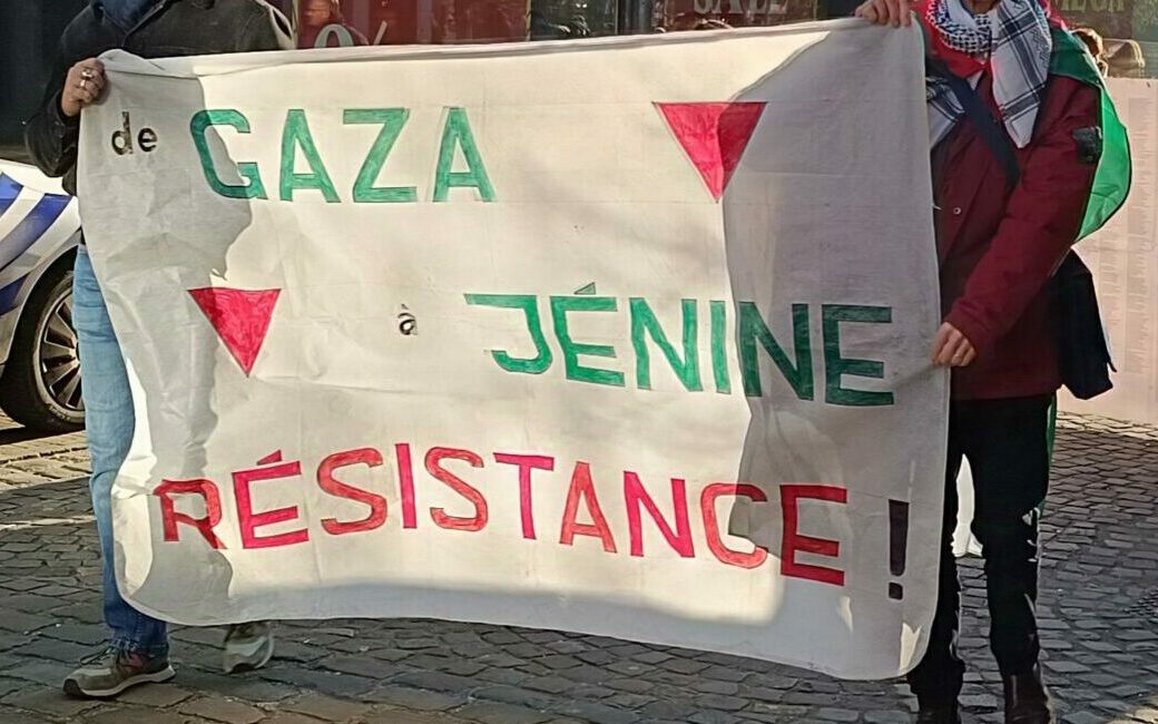 Lors de la manifestation contre le génocide à Gaza, le 28 décembre 2025 à Charleroi, la Plateforme Charleroi-Palestine a rappelé également  la situation en Cisjordanie et particulièrement à Jénine où l'Autorité palestinienne collaboratrice mène actuellement des actions contre la population, la jeunesse et la résistance, effectuant la sale besogne de l’occupant. Photo : Calicot porté lors de la manifestation.