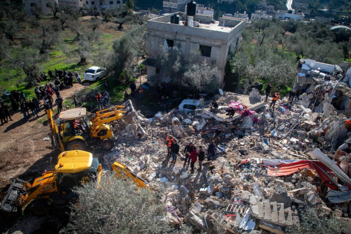 23 janvier 2025 – Des Palestiniens inspectent les décombres d’une maison démolie par les forces coloniales israéliennes lors d’un raid dans la ville de Burqin, près de Jénine, en Cisjordanie occupée. Au cours de l’opération militaire, deux jeunes hommes qui se trouvaient à l’intérieur de la maison ont été tués par les forces coloniales et leurs corps ont été retenus. Au moins 12 Palestiniens ont été tués et près de 40 blessés par les forces israéliennes au cours d’une opération majeure dans la région de Jénine, qui a débuté mardi – Photo : Wahaj Bani Moufleh / Activestills