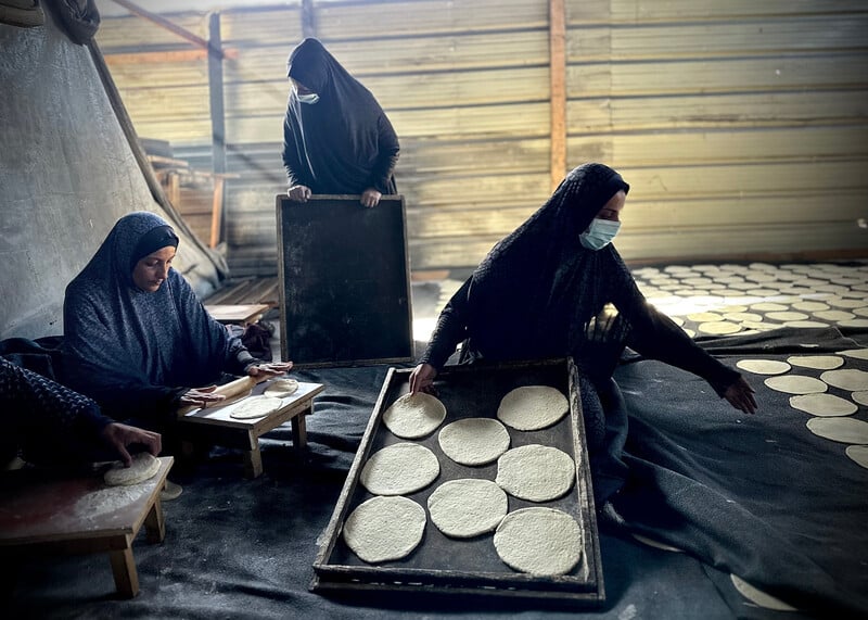 Des femmes cuisent du pain pour les personnes déplacées à al-Mawasi, dans le sud de Gaza. 