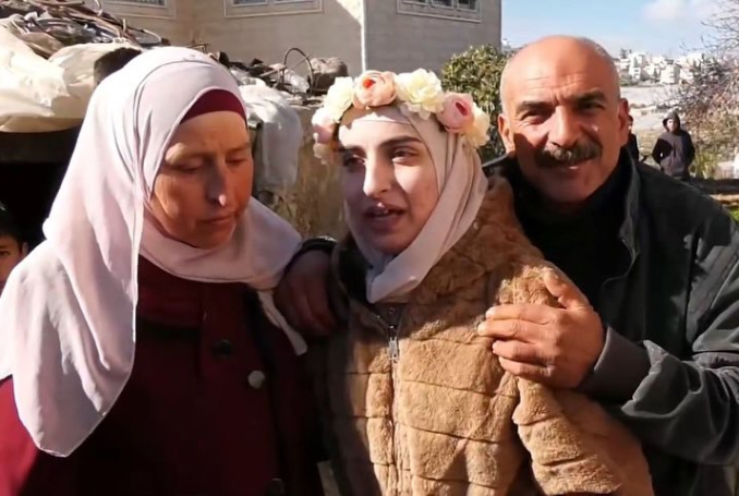 « J'étais dans une tombe » : Les prisonnières palestiniennes libérées partagent leurs récits. Photo :L'étudiante palestinienne Jenin Amro avec sa famille. 